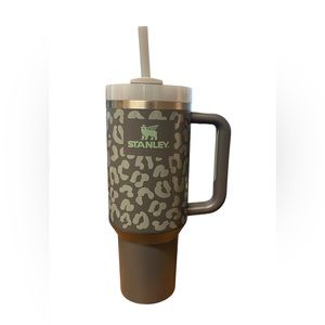 Stanley Quencher H2.0 40oz Tumbler Charcoal Cheetah
